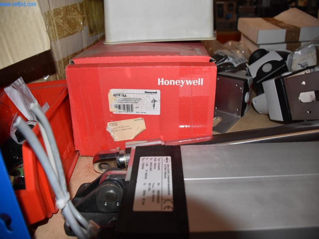 Obsežne zaloge vakuumskih črpalk, merilnih naprav, rezervnih delov in dodatne opreme-63