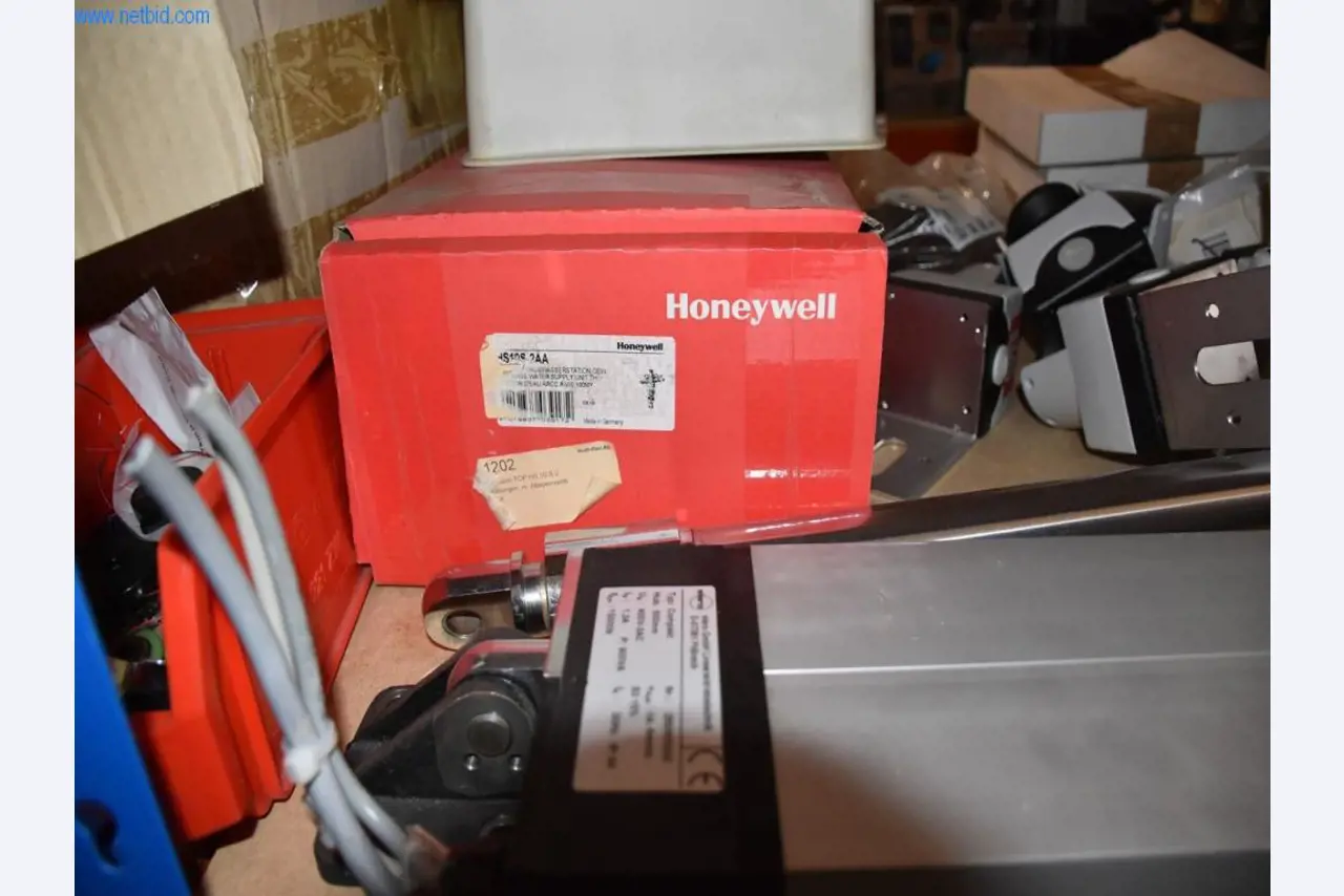 Extensos stocks de bombas de vácuo, dispositivos de medição, peças sobressalentes e acessórios-63