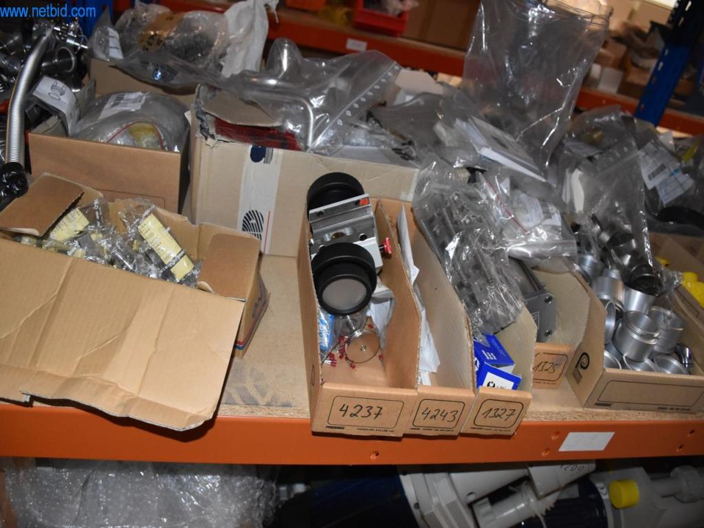 Obsežne zaloge vakuumskih črpalk, merilnih naprav, rezervnih delov in dodatne opreme-64