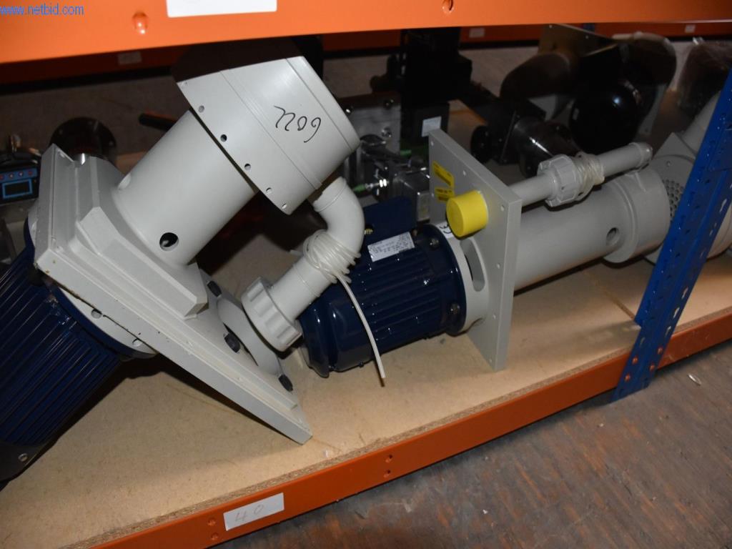 Obsežne zaloge vakuumskih črpalk, merilnih naprav, rezervnih delov in dodatne opreme-65