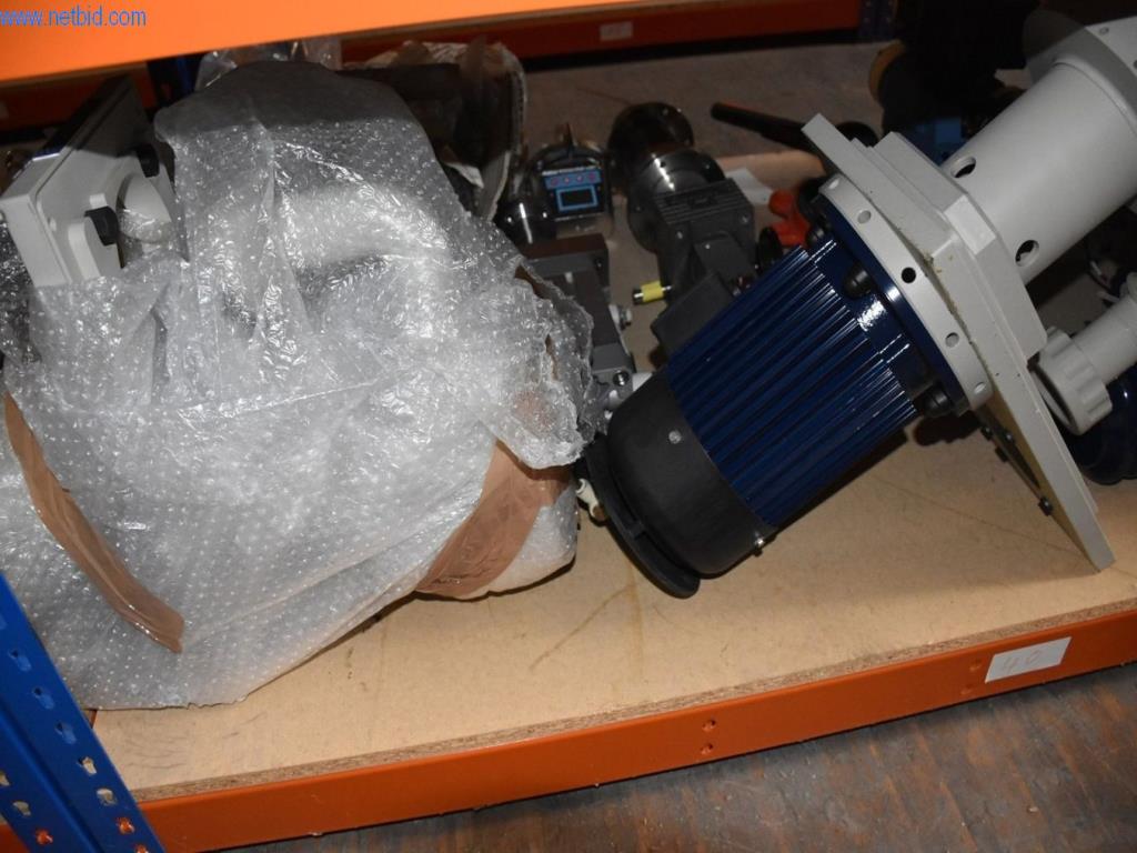 Obsežne zaloge vakuumskih črpalk, merilnih naprav, rezervnih delov in dodatne opreme-66