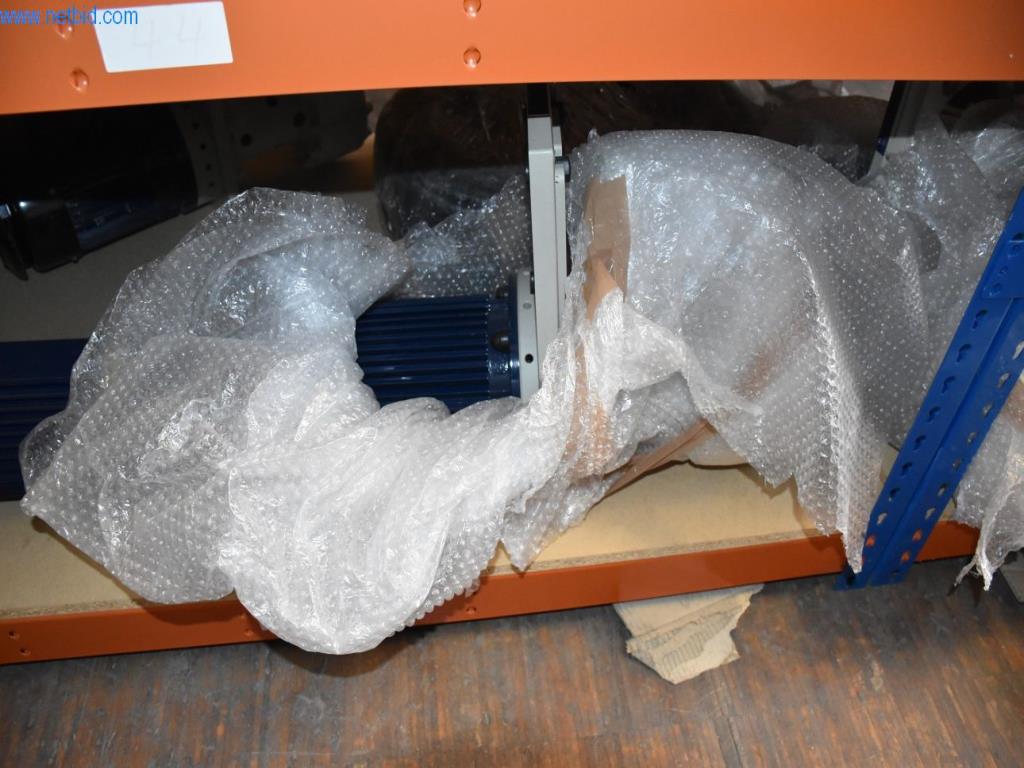 Obsežne zaloge vakuumskih črpalk, merilnih naprav, rezervnih delov in dodatne opreme-69