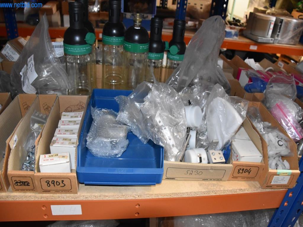 Obsežne zaloge vakuumskih črpalk, merilnih naprav, rezervnih delov in dodatne opreme-70