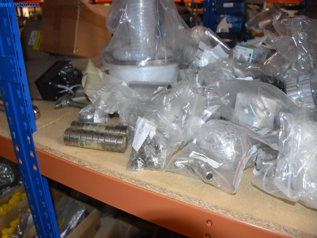 Obsežne zaloge vakuumskih črpalk, merilnih naprav, rezervnih delov in dodatne opreme-71