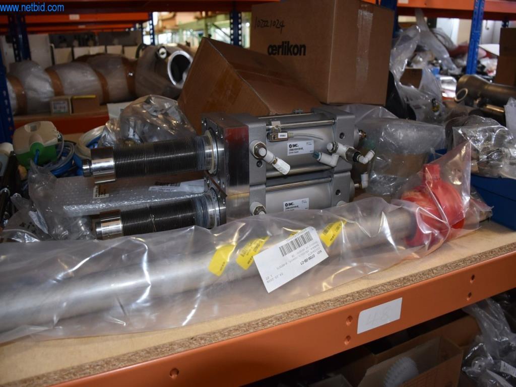 Obsežne zaloge vakuumskih črpalk, merilnih naprav, rezervnih delov in dodatne opreme-73