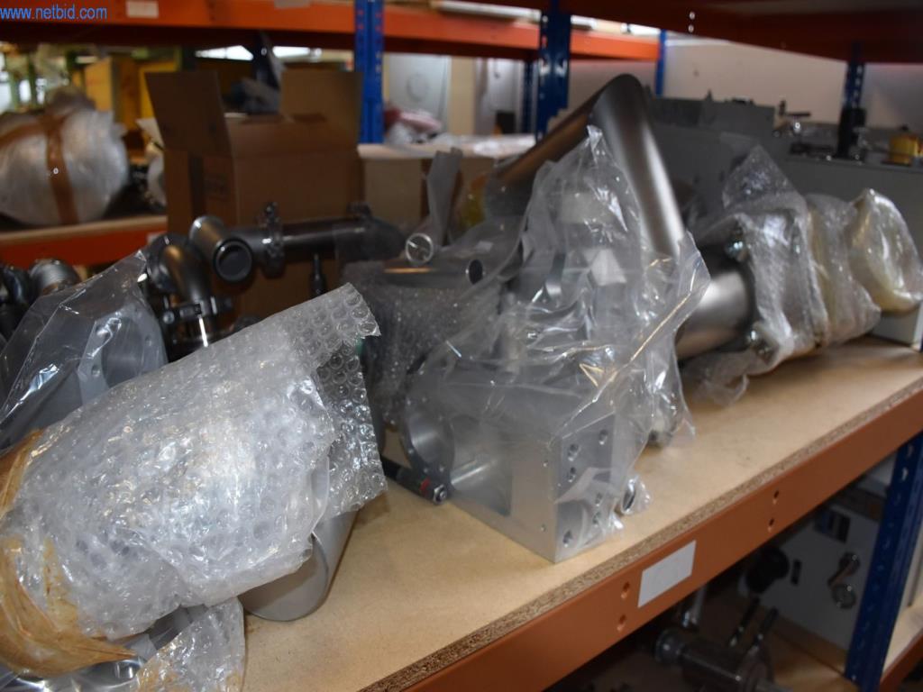 Obsežne zaloge vakuumskih črpalk, merilnih naprav, rezervnih delov in dodatne opreme-76