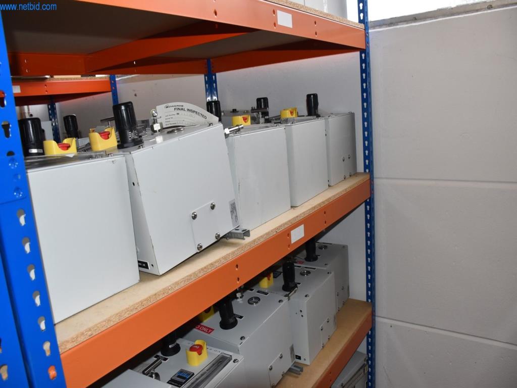 Obsežne zaloge vakuumskih črpalk, merilnih naprav, rezervnih delov in dodatne opreme-79