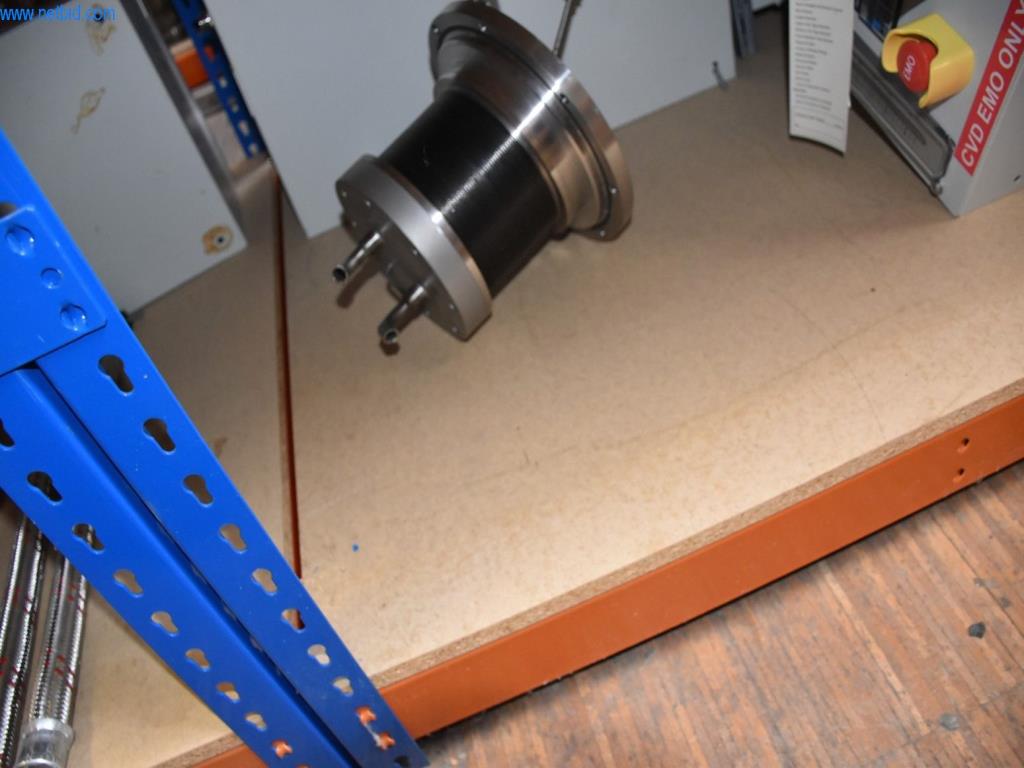 Obsežne zaloge vakuumskih črpalk, merilnih naprav, rezervnih delov in dodatne opreme-82