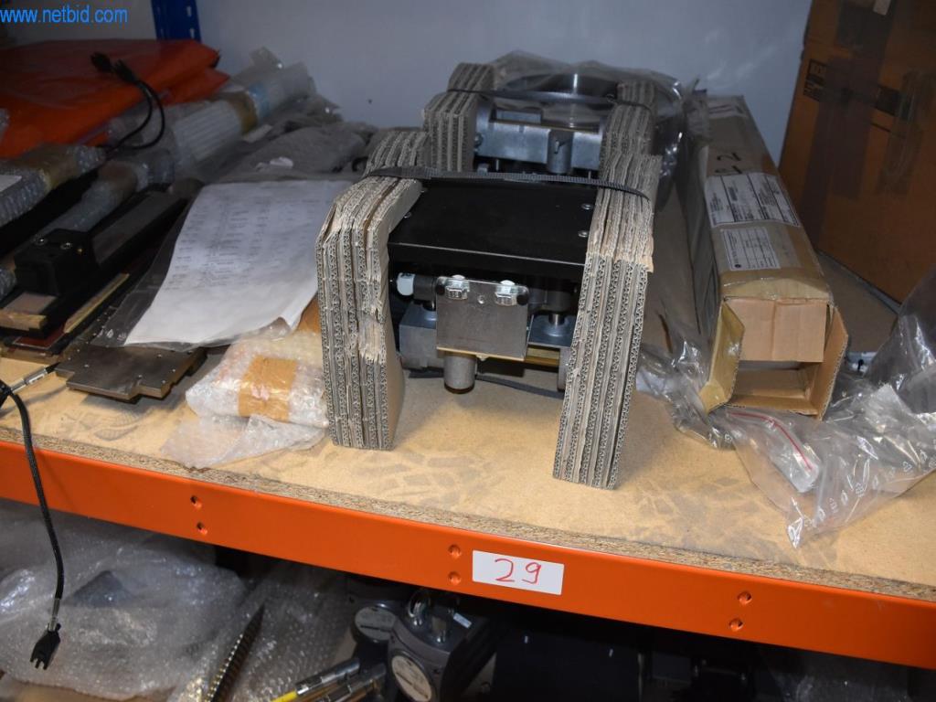 Obsežne zaloge vakuumskih črpalk, merilnih naprav, rezervnih delov in dodatne opreme-11