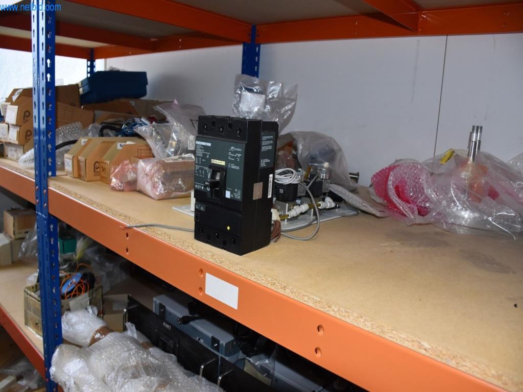 Obsežne zaloge vakuumskih črpalk, merilnih naprav, rezervnih delov in dodatne opreme-15