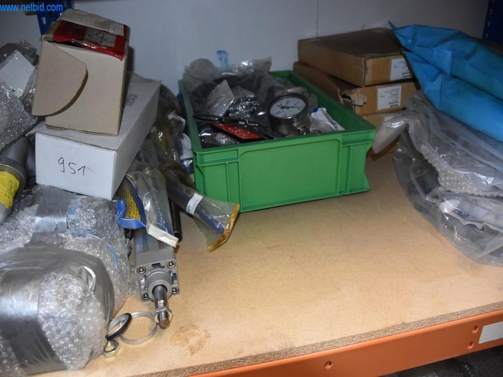 Obsežne zaloge vakuumskih črpalk, merilnih naprav, rezervnih delov in dodatne opreme-18