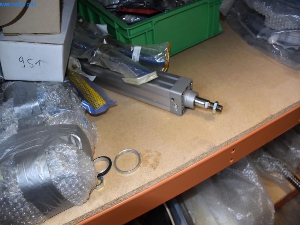 Obsežne zaloge vakuumskih črpalk, merilnih naprav, rezervnih delov in dodatne opreme-19