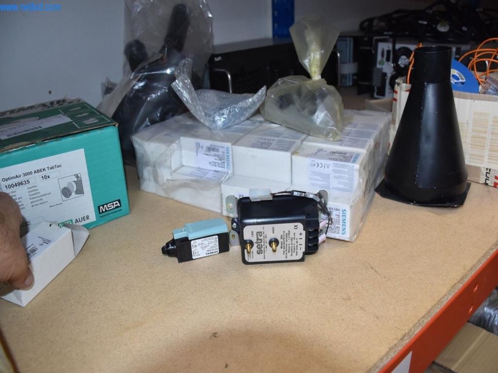 Obsežne zaloge vakuumskih črpalk, merilnih naprav, rezervnih delov in dodatne opreme-24