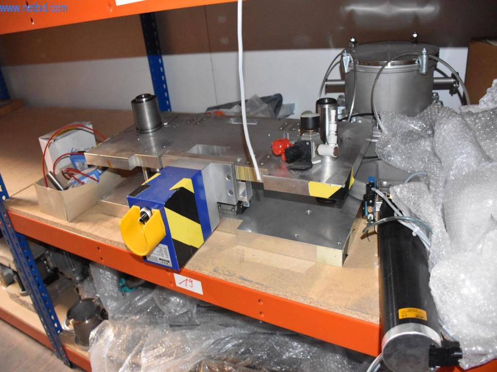 Obsežne zaloge vakuumskih črpalk, merilnih naprav, rezervnih delov in dodatne opreme-34