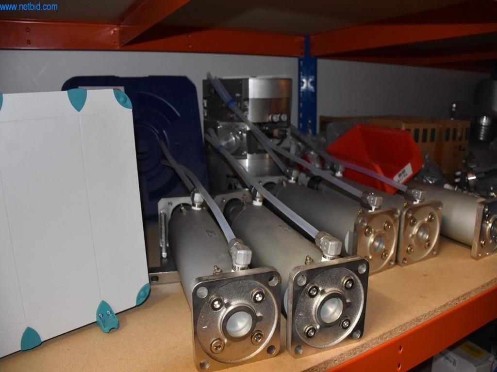 Obsežne zaloge vakuumskih črpalk, merilnih naprav, rezervnih delov in dodatne opreme-7