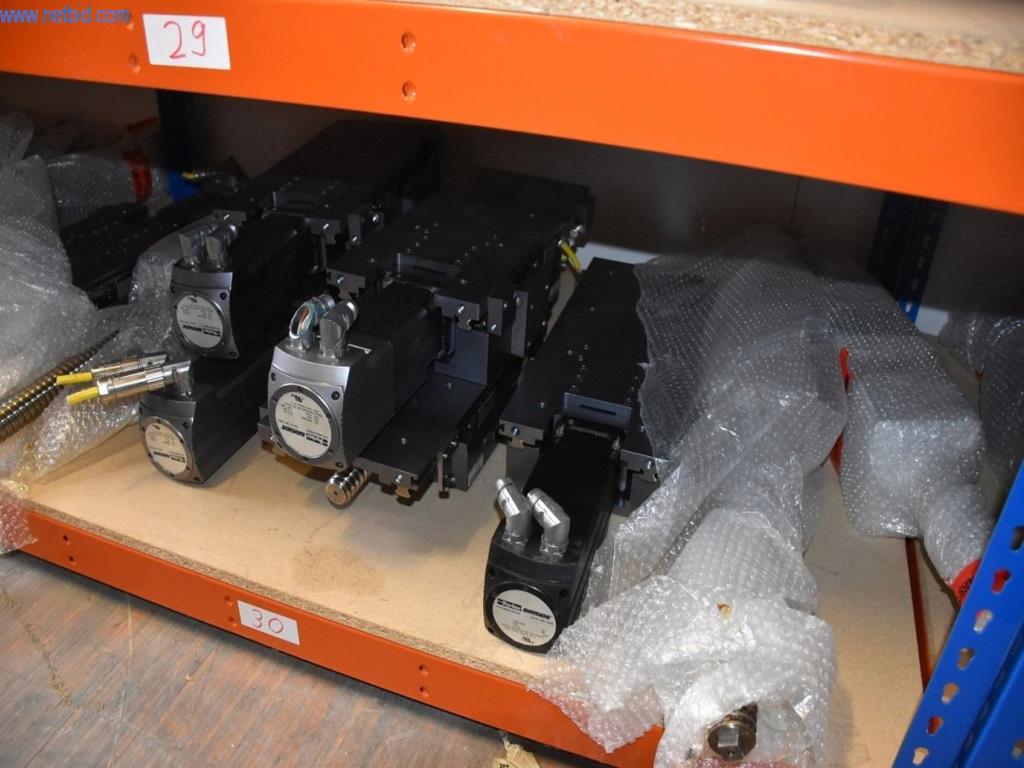 Obsežne zaloge vakuumskih črpalk, merilnih naprav, rezervnih delov in dodatne opreme-8