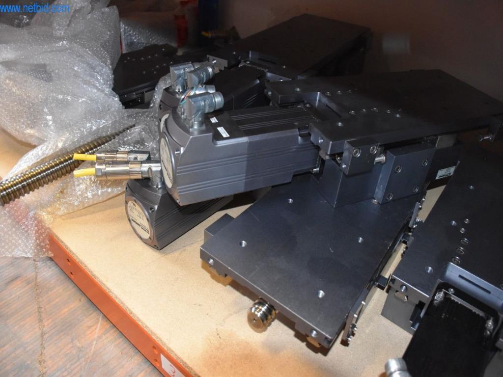 Obsežne zaloge vakuumskih črpalk, merilnih naprav, rezervnih delov in dodatne opreme-9