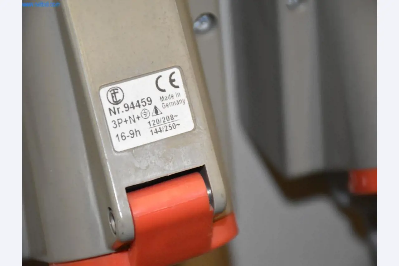 Rozsáhlé zásoby vývěv, měřicích přístrojů, náhradních dílů a příslušenství-3