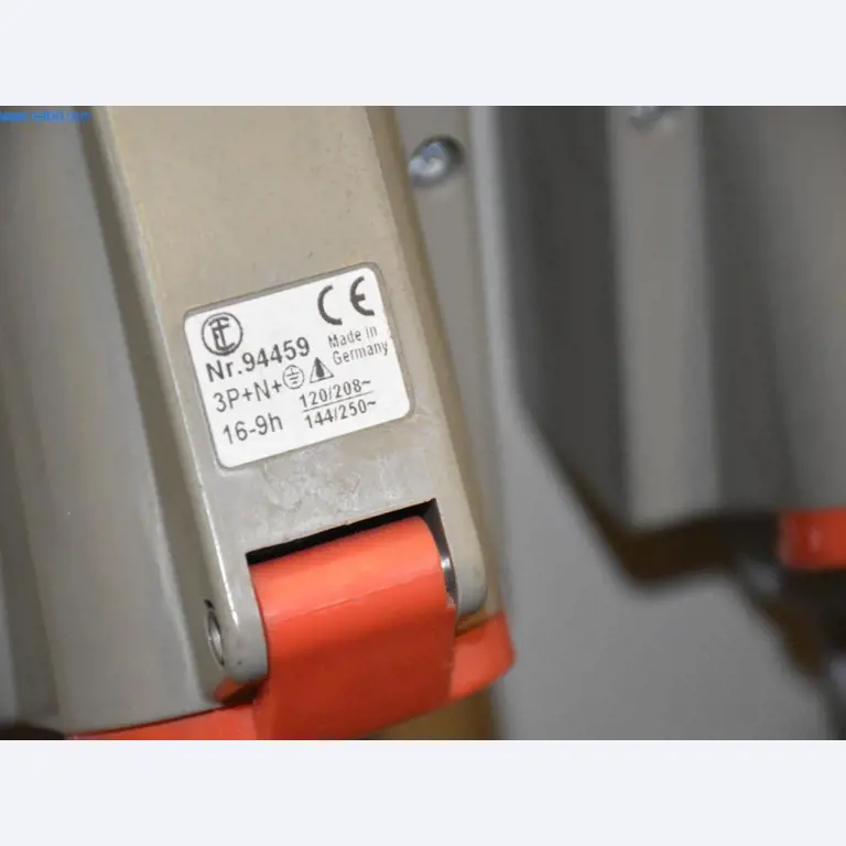 Rozsáhlé zásoby vývěv, měřicích přístrojů, náhradních dílů a příslušenství-3