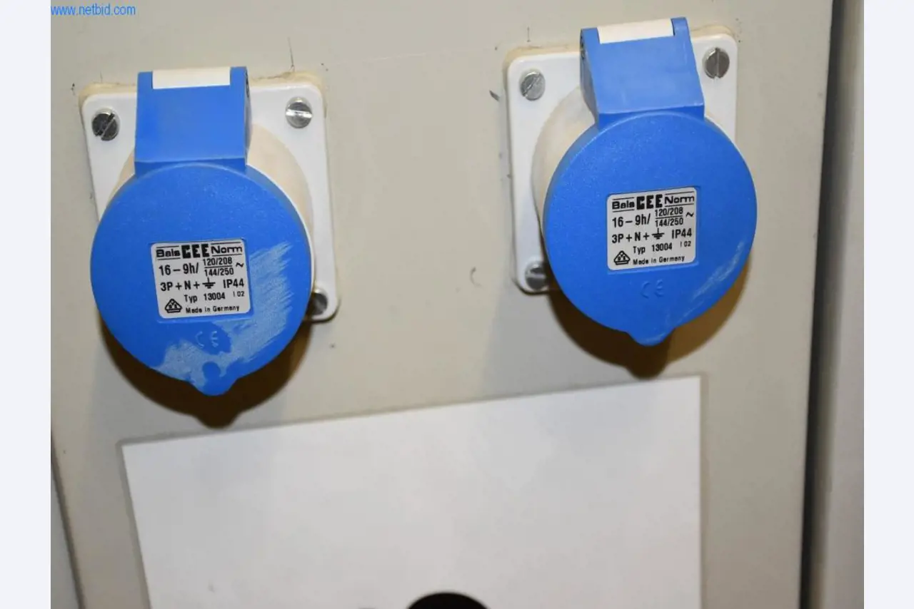 Rozsáhlé zásoby vývěv, měřicích přístrojů, náhradních dílů a příslušenství-9