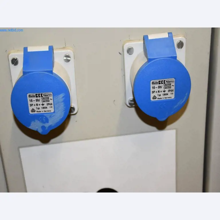 Rozsáhlé zásoby vývěv, měřicích přístrojů, náhradních dílů a příslušenství-9