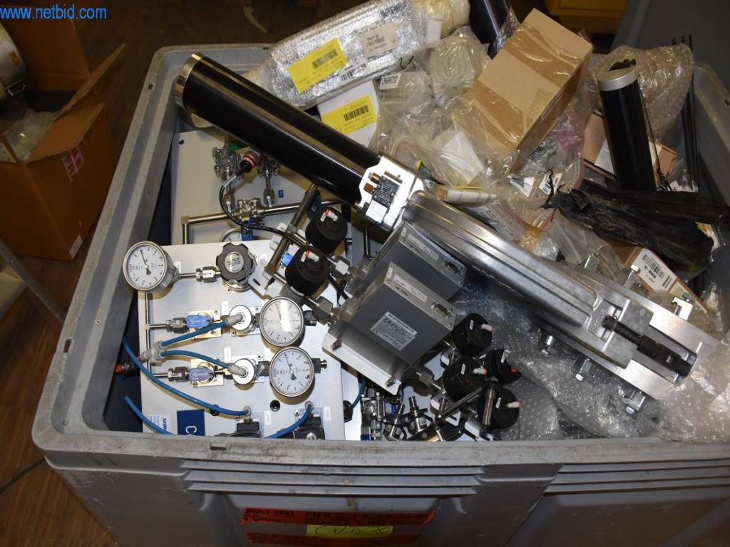 Vaste stock de pompes à vide, d'appareils de mesure, de pièces de rechange et d'accessoires-2