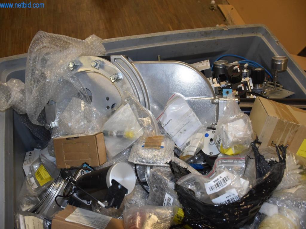 Vaste stock de pompes à vide, d'appareils de mesure, de pièces de rechange et d'accessoires-4