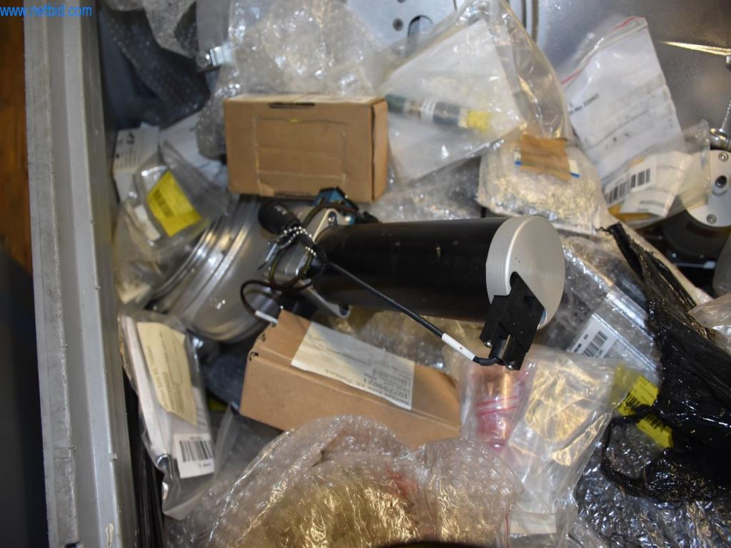 Vaste stock de pompes à vide, d'appareils de mesure, de pièces de rechange et d'accessoires-5