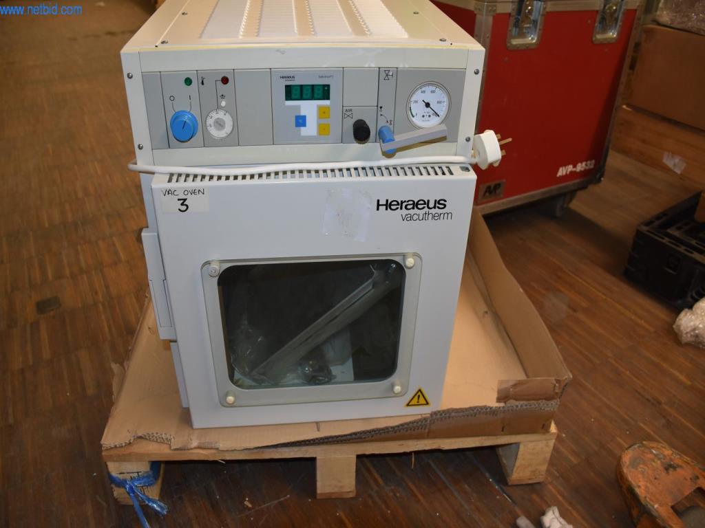 Rozsáhlé zásoby vývěv, měřicích přístrojů, náhradních dílů a příslušenství-1