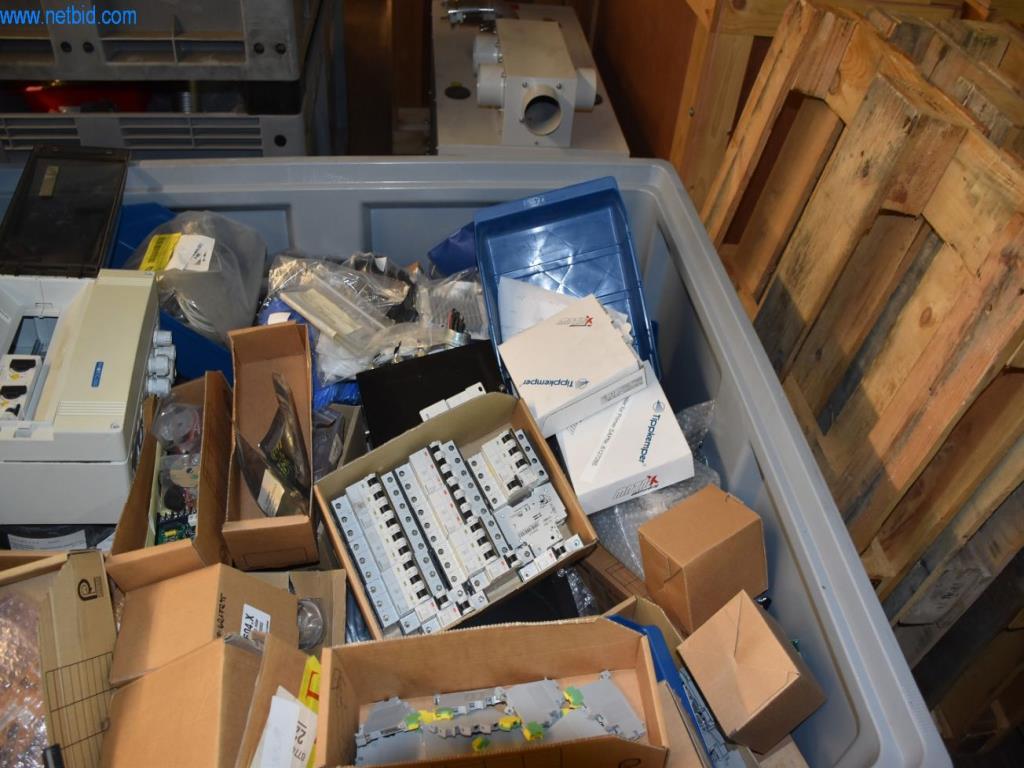 Obsežne zaloge vakuumskih črpalk, merilnih naprav, rezervnih delov in dodatne opreme-2