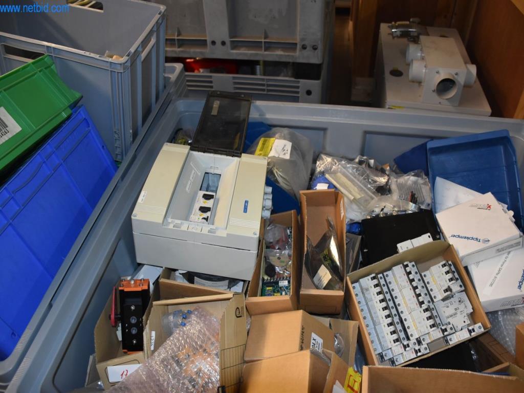 Obsežne zaloge vakuumskih črpalk, merilnih naprav, rezervnih delov in dodatne opreme-3