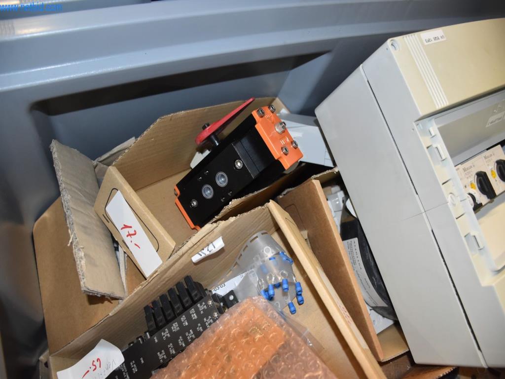 Obsežne zaloge vakuumskih črpalk, merilnih naprav, rezervnih delov in dodatne opreme-4