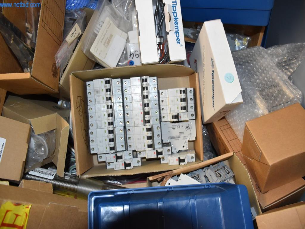 Obsežne zaloge vakuumskih črpalk, merilnih naprav, rezervnih delov in dodatne opreme-6