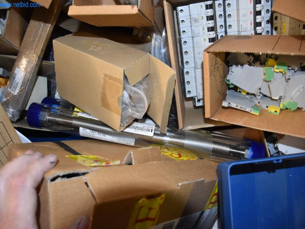 Obsežne zaloge vakuumskih črpalk, merilnih naprav, rezervnih delov in dodatne opreme-7