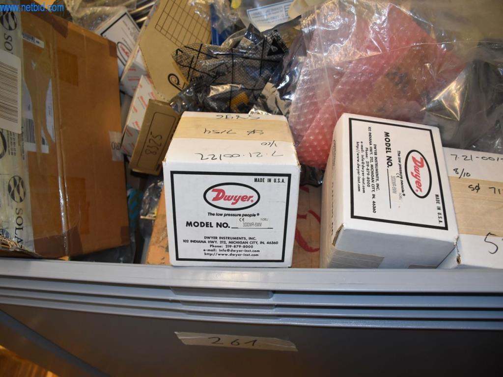 Obsežne zaloge vakuumskih črpalk, merilnih naprav, rezervnih delov in dodatne opreme-2