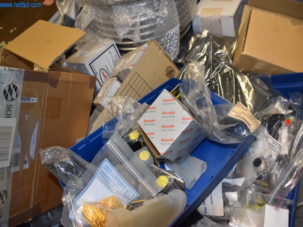 Obsežne zaloge vakuumskih črpalk, merilnih naprav, rezervnih delov in dodatne opreme-4