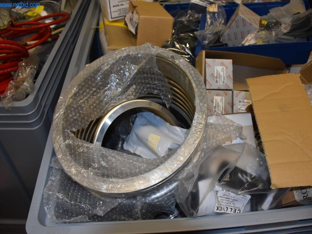 Obsežne zaloge vakuumskih črpalk, merilnih naprav, rezervnih delov in dodatne opreme-6