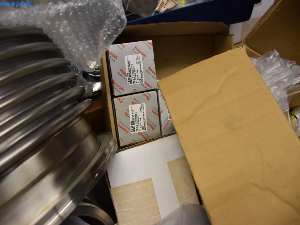 Obsežne zaloge vakuumskih črpalk, merilnih naprav, rezervnih delov in dodatne opreme-7