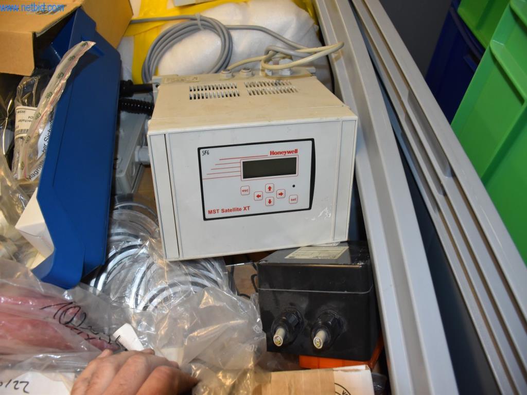 Obsežne zaloge vakuumskih črpalk, merilnih naprav, rezervnih delov in dodatne opreme-8