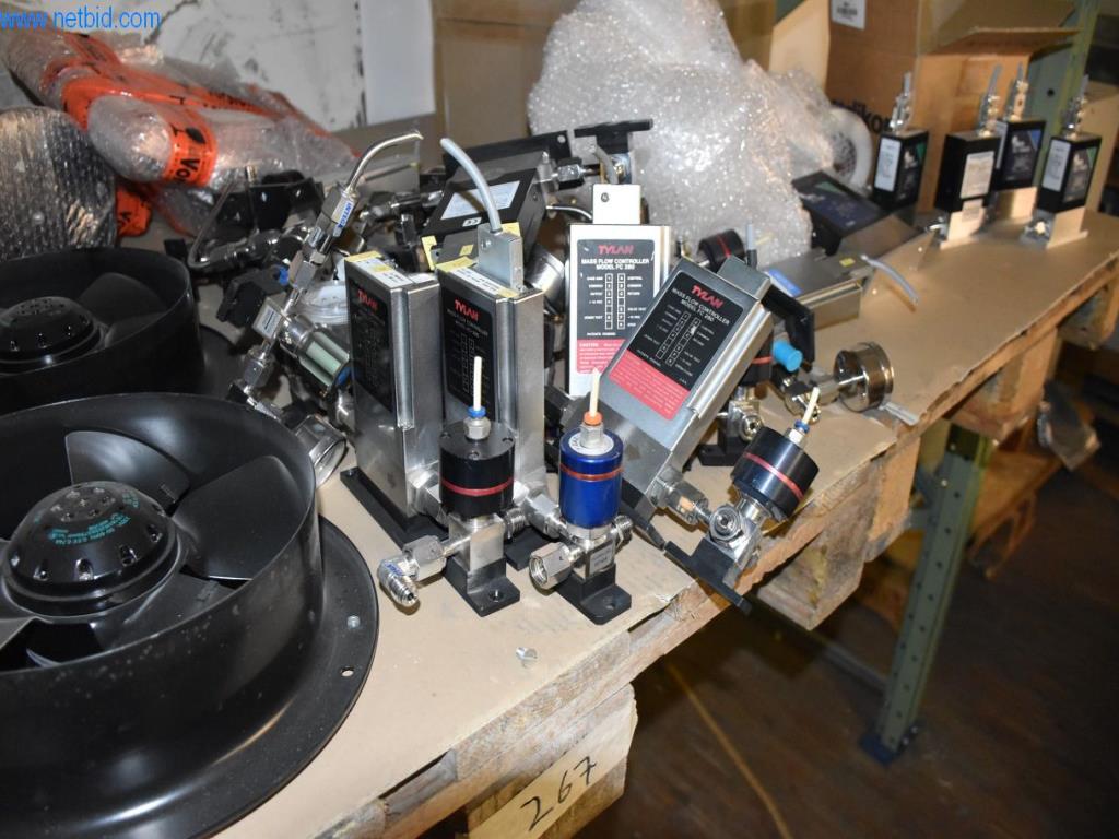 Umfangreiche Bestände an Vakuumpumpen, Meßgeräten, Ersatzteilen und Zubehör-11