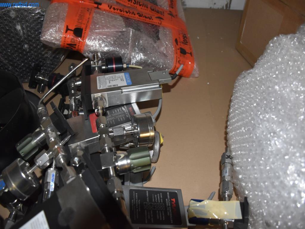 Umfangreiche Bestände an Vakuumpumpen, Meßgeräten, Ersatzteilen und Zubehör-3