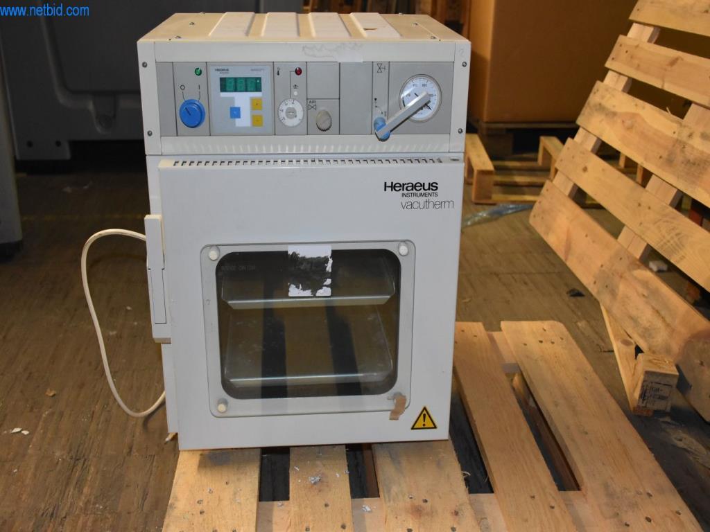 Rozsáhlé zásoby vývěv, měřicích přístrojů, náhradních dílů a příslušenství-1