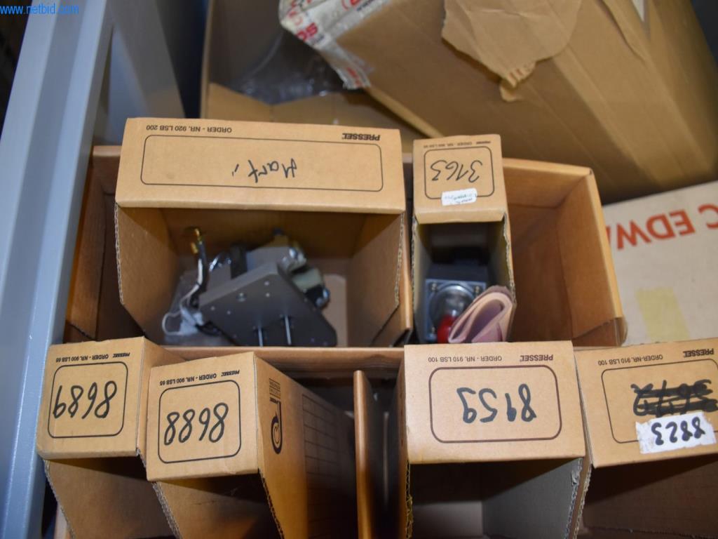 Amplias existencias de bombas de vacío, dispositivos de medición, piezas de repuesto y accesorios-9