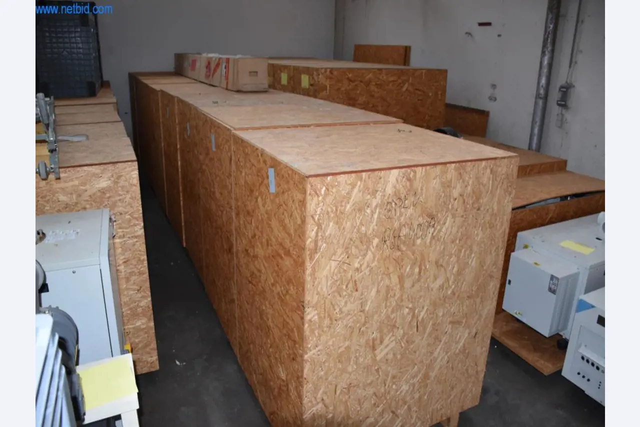 Rozsáhlé zásoby vývěv, měřicích přístrojů, náhradních dílů a příslušenství-4