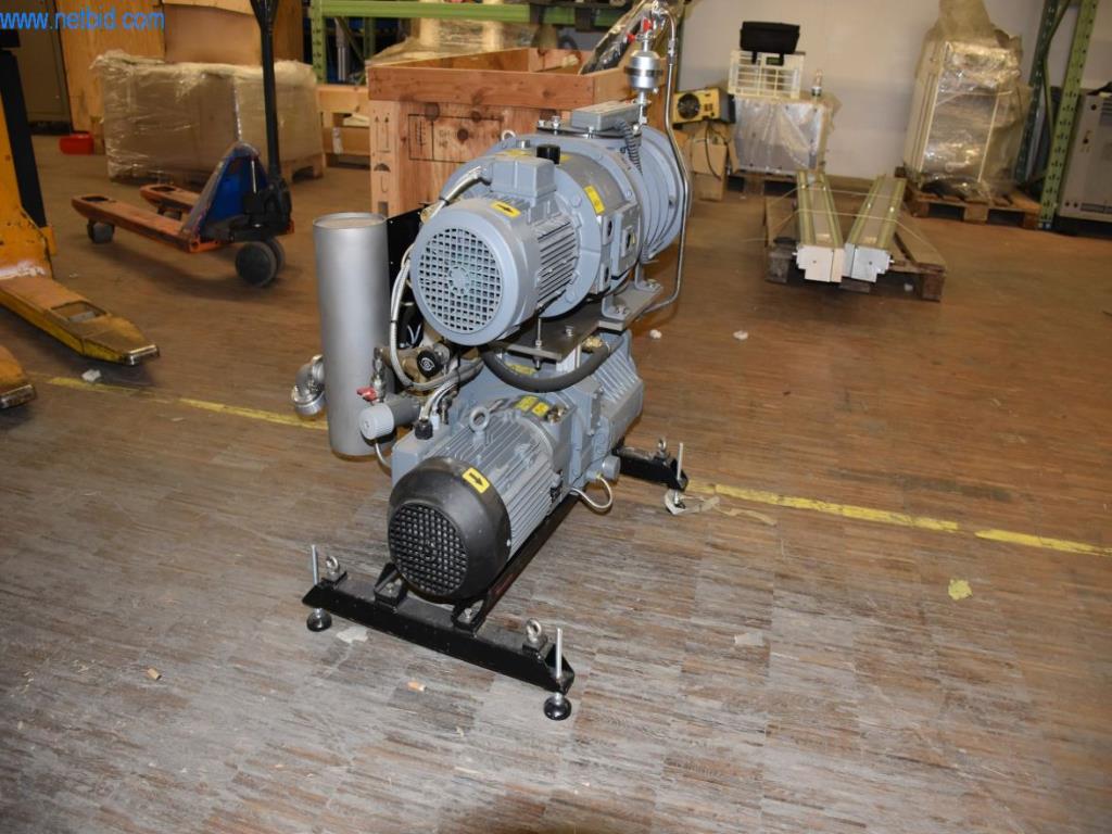 Extensive stocks of vacuum pumps, measuring devices, spare parts and accessories-5