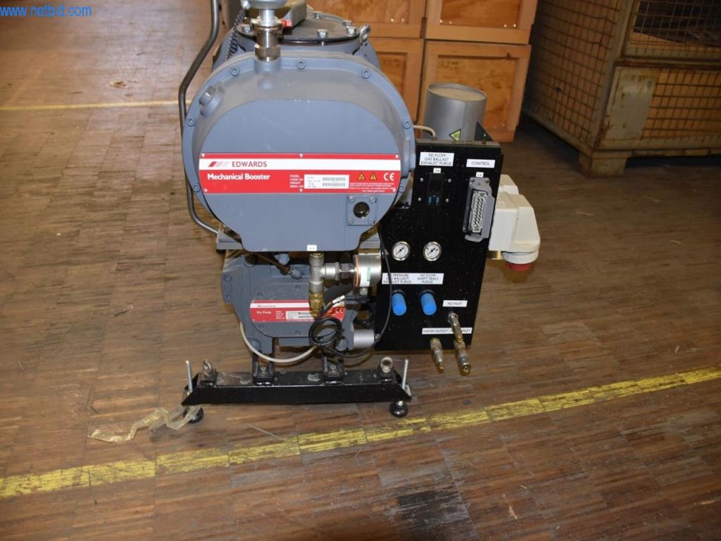 Extensive stocks of vacuum pumps, measuring devices, spare parts and accessories-6