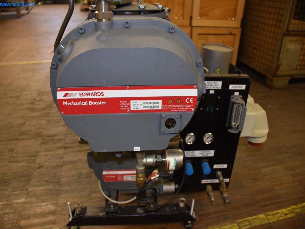 Extensive stocks of vacuum pumps, measuring devices, spare parts and accessories-9