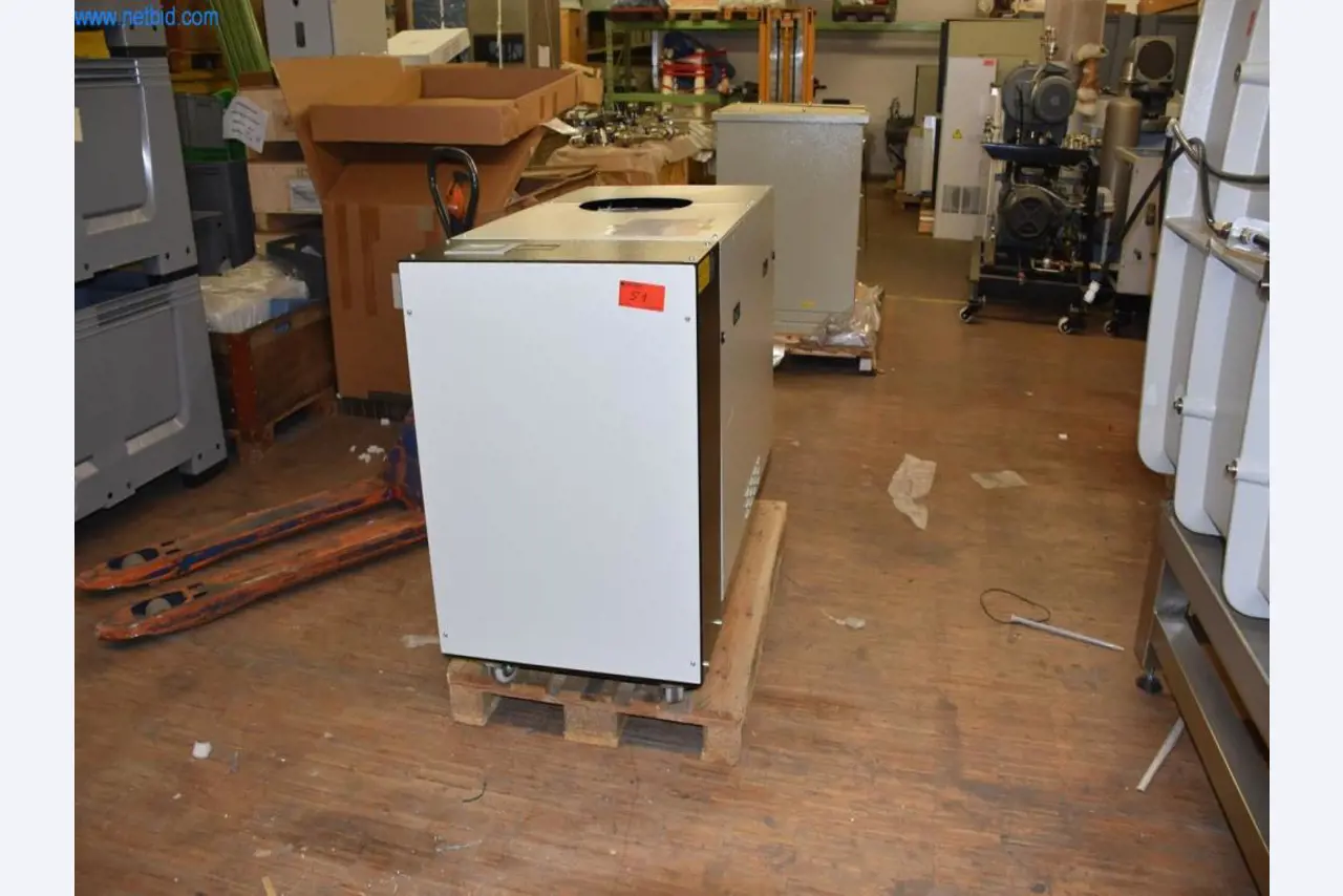 Bogate zapasy pomp próżniowych, urządzeń pomiarowych, części zamiennych i akcesoriów-1