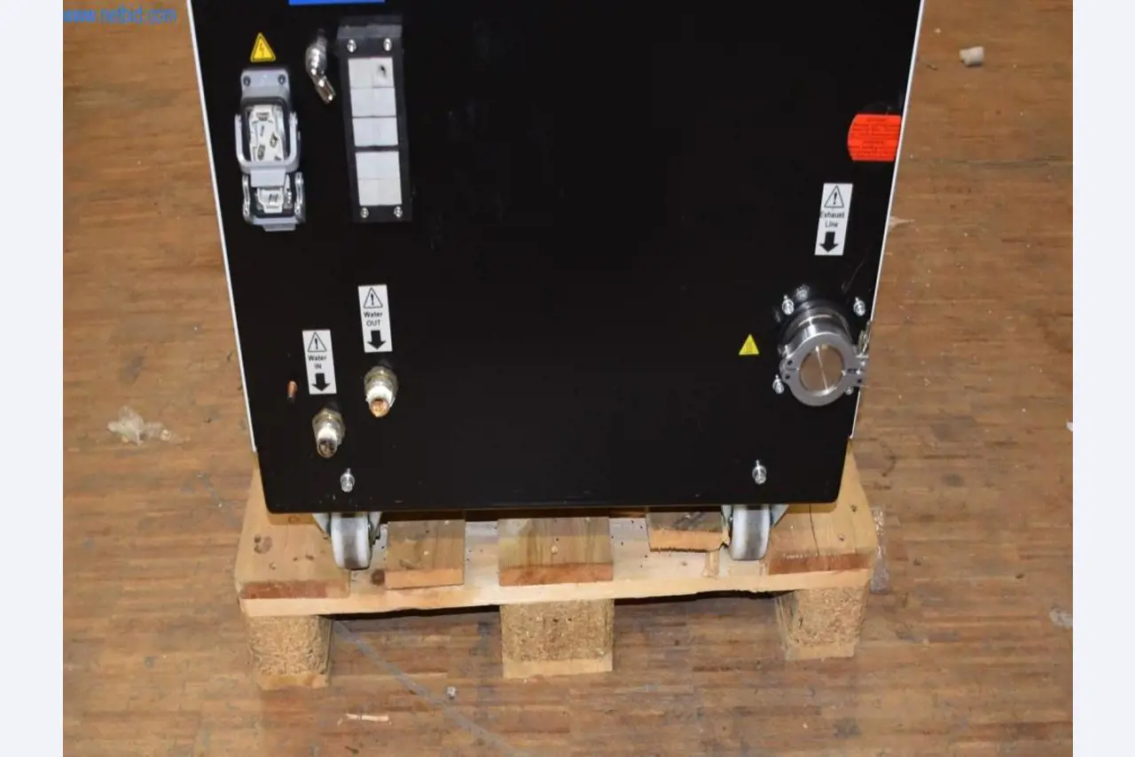 Bogate zapasy pomp próżniowych, urządzeń pomiarowych, części zamiennych i akcesoriów-3