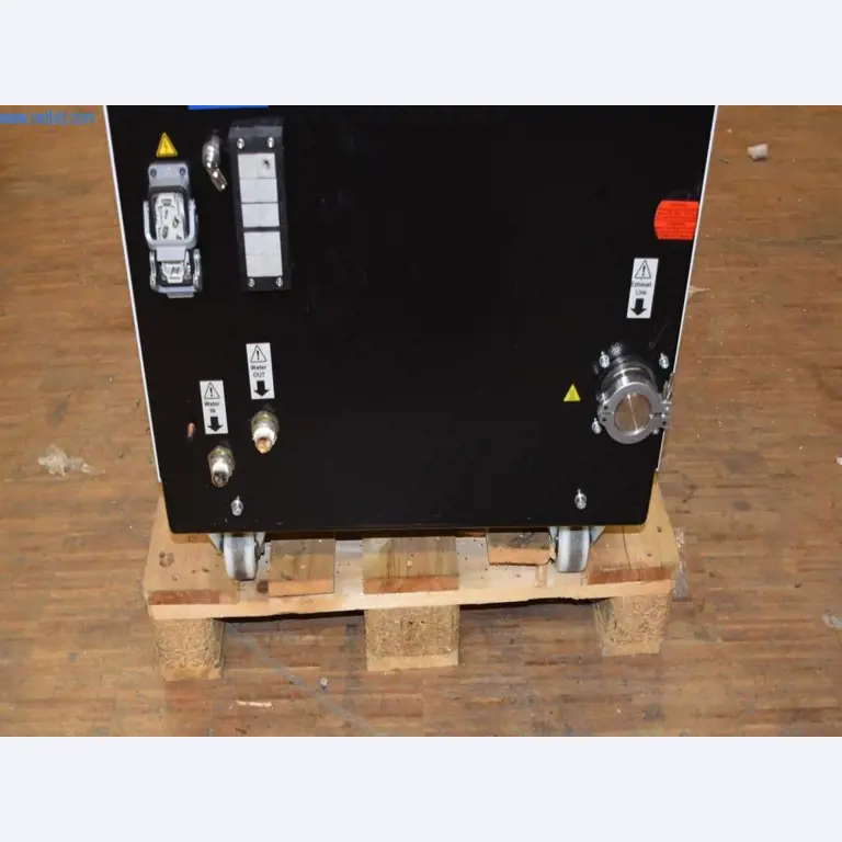 Bogate zapasy pomp próżniowych, urządzeń pomiarowych, części zamiennych i akcesoriów-3